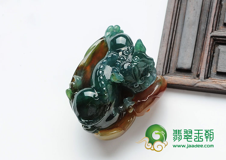 糯冰种三彩缅甸翡翠貔貅挂件