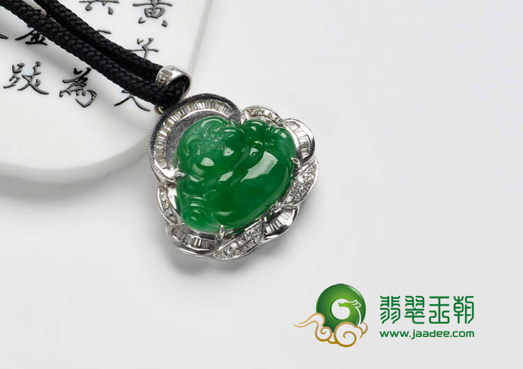 冰种正阳绿缅甸翡翠镶白金玉佛胸坠（真钻）