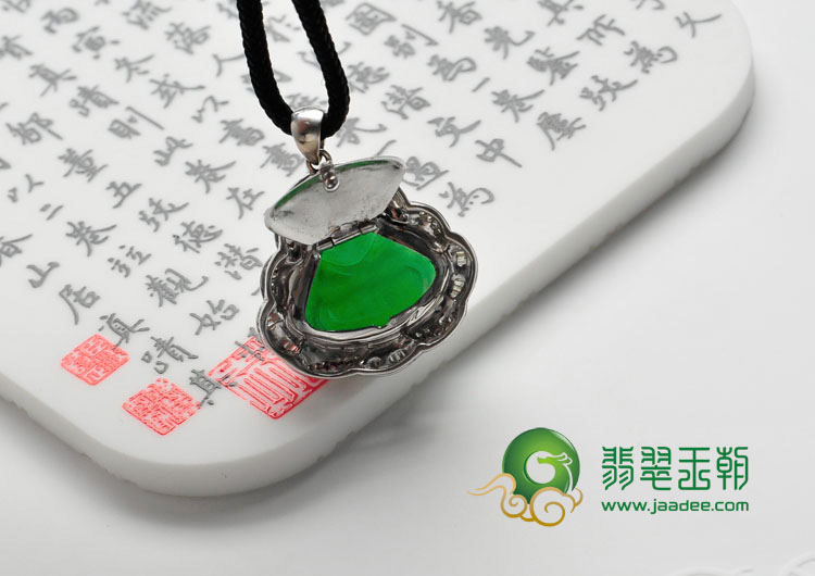 冰种正阳绿缅甸翡翠镶白金玉佛胸坠（真钻）