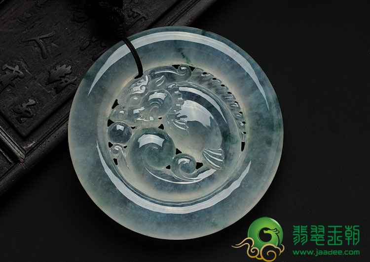 冰种飘花缅甸翡翠龙鱼牌挂件