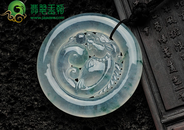冰种飘花缅甸翡翠龙鱼牌挂件