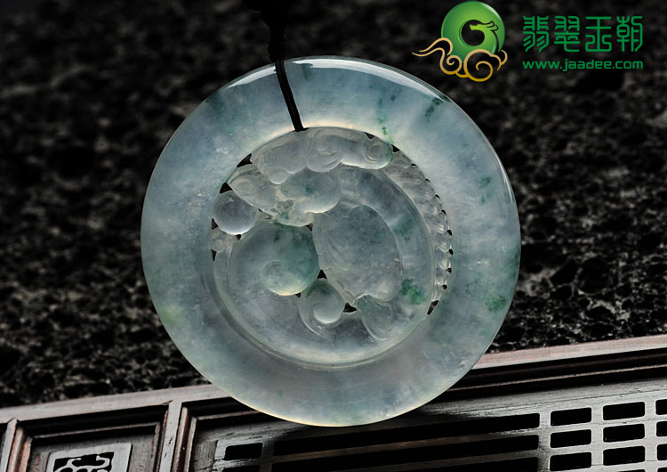 冰种飘花缅甸翡翠龙鱼牌挂件