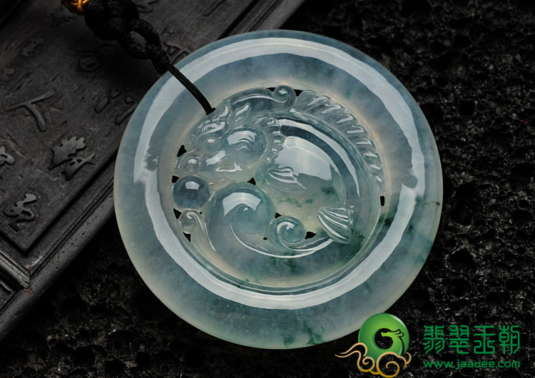 冰种飘花缅甸翡翠龙鱼牌挂件