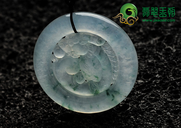 冰种飘花缅甸翡翠龙鱼牌挂件