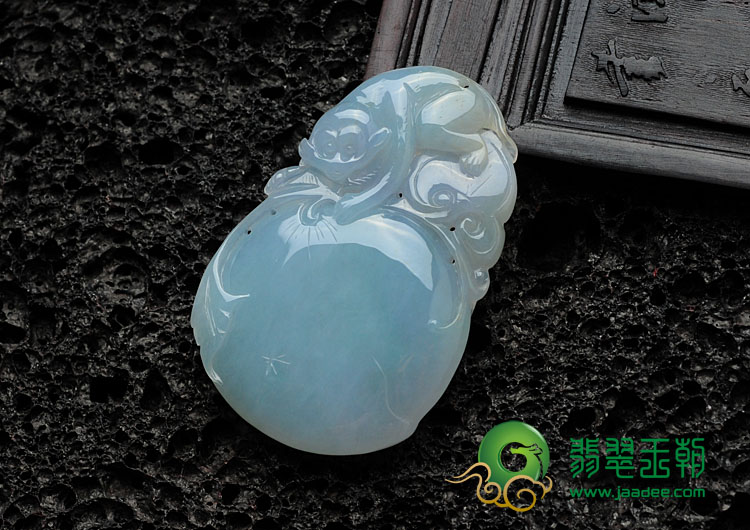 糯冰种春带彩缅甸翡翠灵猴献寿挂件