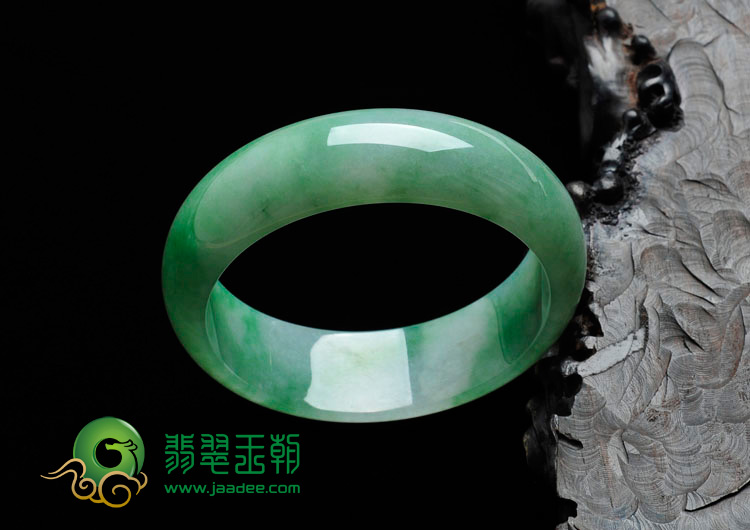 糯冰种飘绿花缅甸翡翠手镯（58.1mm）
