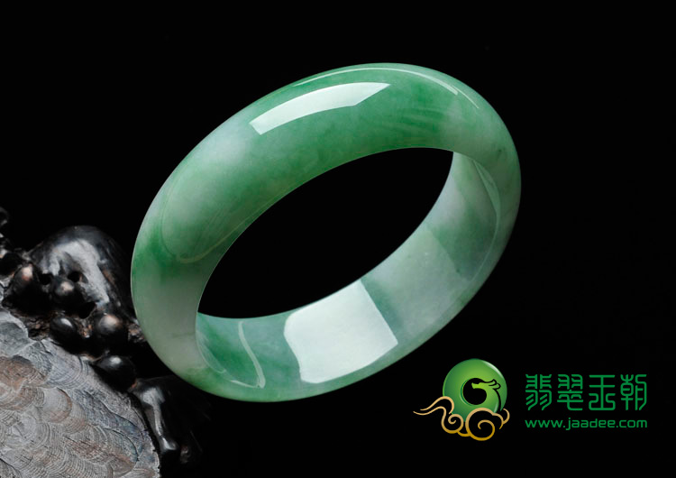 糯冰种飘绿花缅甸翡翠手镯（58.1mm）