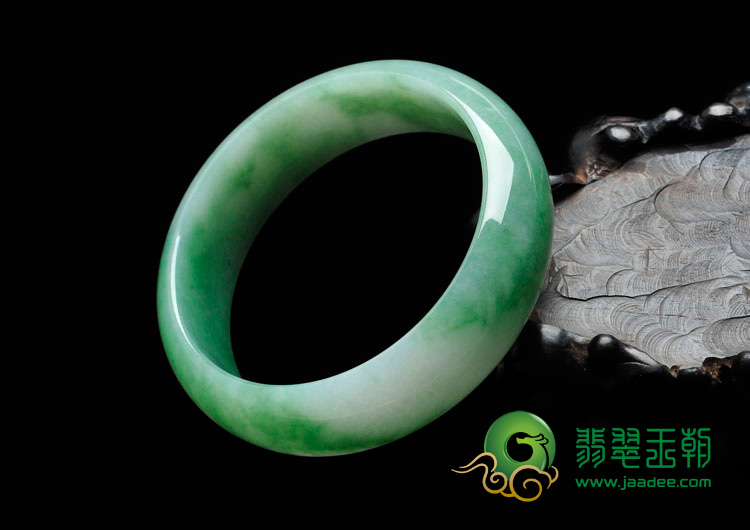 糯冰种飘绿花缅甸翡翠手镯（58.1mm）