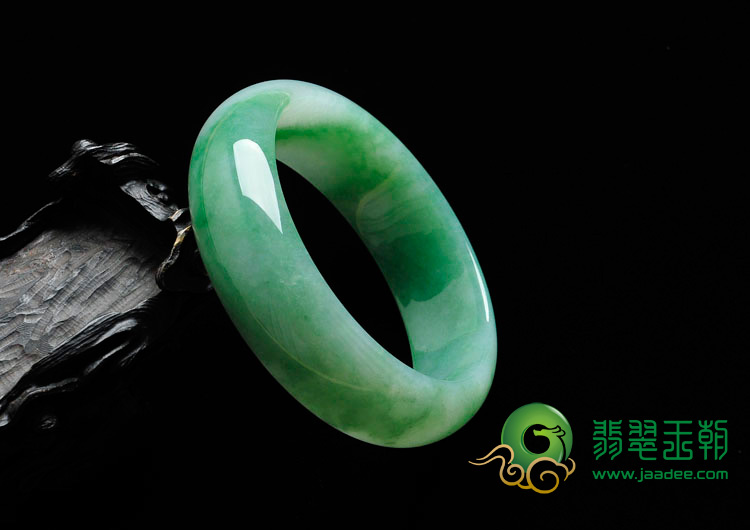 糯冰种飘绿花缅甸翡翠手镯（58.1mm）