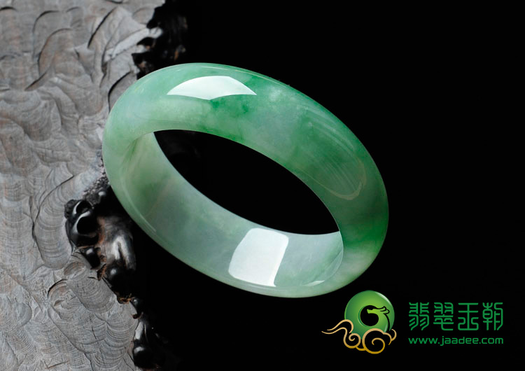 糯冰种飘绿花缅甸翡翠手镯（57.1mm）
