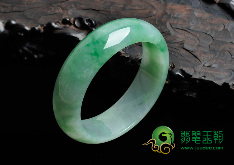 糯冰种飘绿花缅甸翡翠手镯（57.1mm）