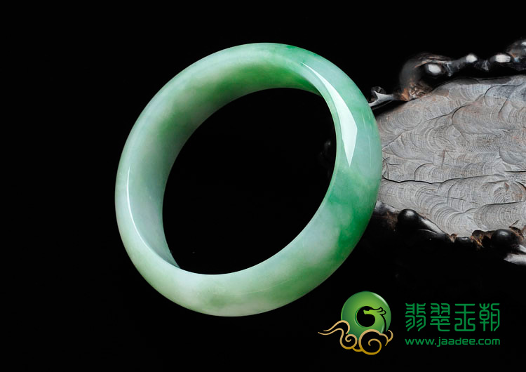 糯冰种飘绿花缅甸翡翠手镯（57.1mm）