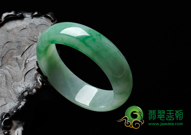糯冰种飘绿花缅甸翡翠手镯（57.1mm）