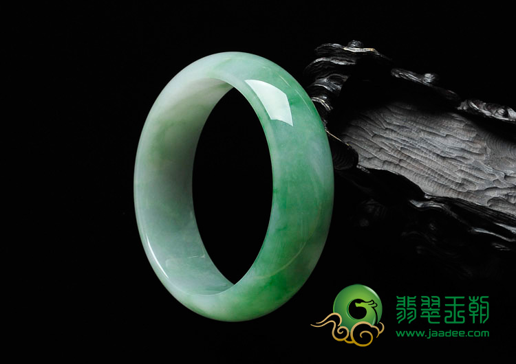糯冰种飘绿花缅甸翡翠手镯（57.1mm）