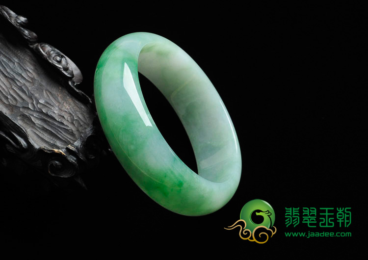 糯冰种飘绿花缅甸翡翠手镯（57.1mm）