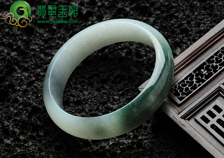 糯冰种蓝晴水缅甸翡翠手镯（56.2mm）
