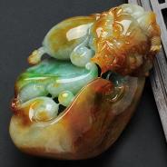 糯冰种三彩缅甸翡翠吐祥纳瑞手玩件