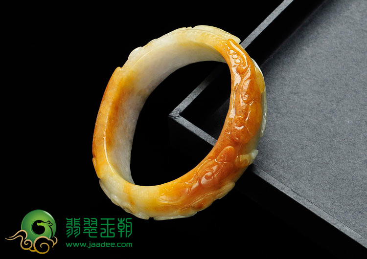 糯冰种黄翡缅甸翡翠吉祥如意贵妃镯（55.9mm-47.5mm）