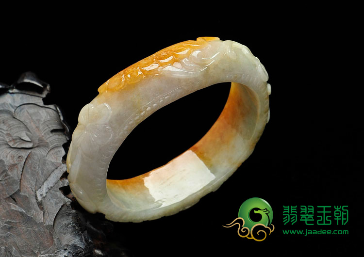 糯冰种黄翡缅甸翡翠吉祥如意贵妃镯（55.9mm-47.5mm）