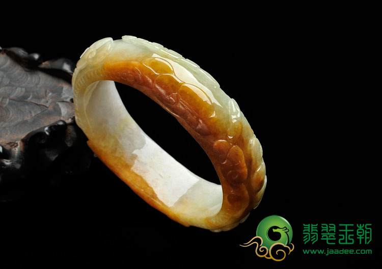 糯冰种黄翡缅甸翡翠吉祥如意贵妃镯（55.9mm-47.5mm）