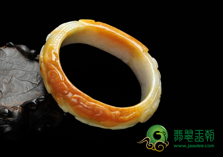 糯冰种黄翡缅甸翡翠吉祥如意贵妃镯（55.9mm-47.5mm）