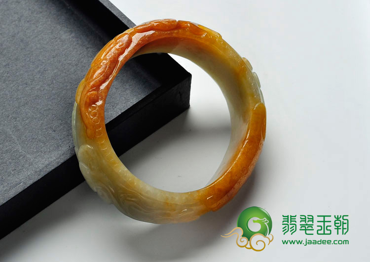 糯冰种黄翡缅甸翡翠吉祥如意贵妃镯（55.9mm-47.5mm）