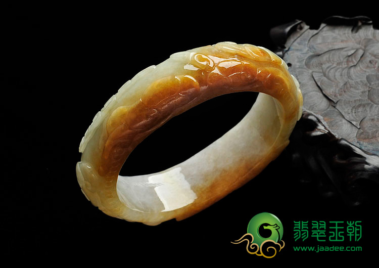糯冰种黄翡缅甸翡翠吉祥如意贵妃镯（55.9mm-47.5mm）