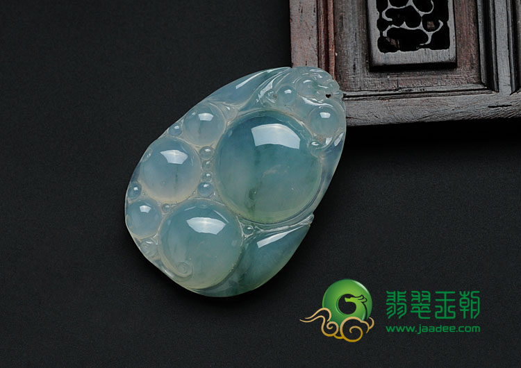冰种飘花缅甸翡翠吐祥纳瑞挂件