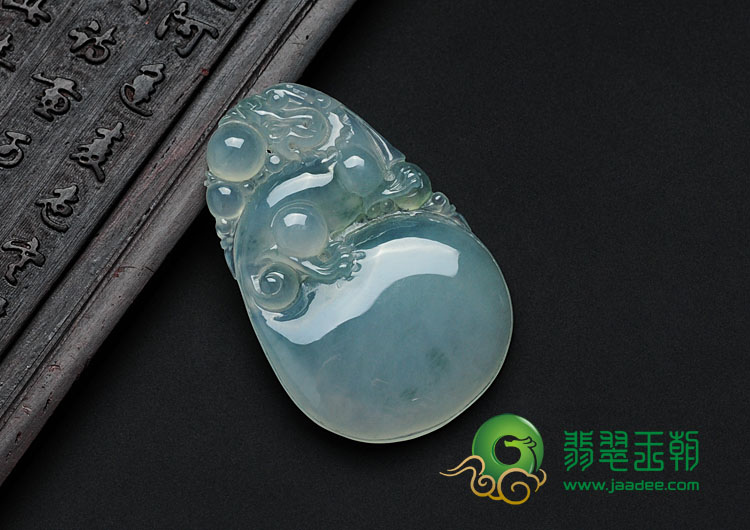 冰种飘花缅甸翡翠古龙戏珠挂件