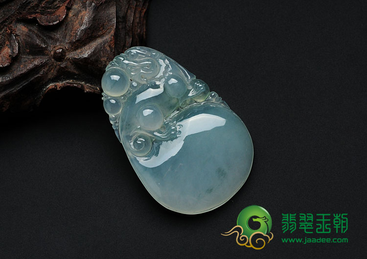 冰种飘花缅甸翡翠古龙戏珠挂件