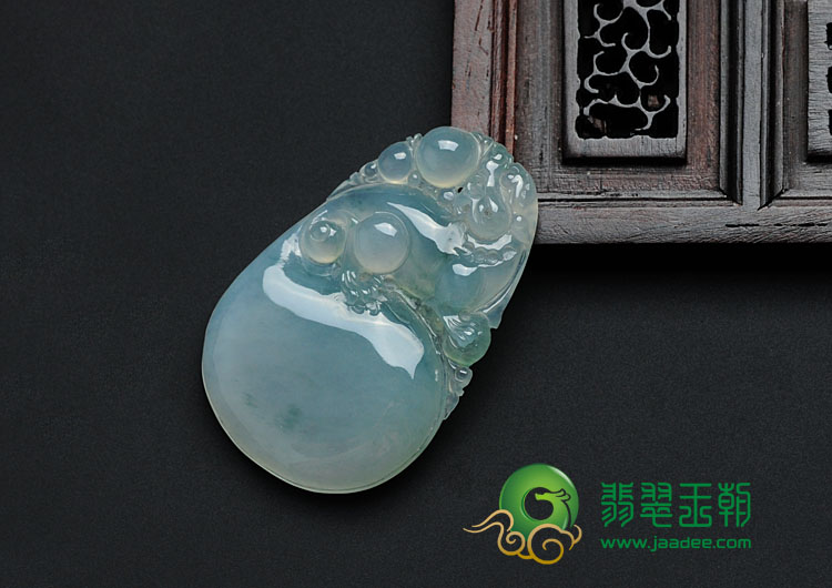 冰种飘花缅甸翡翠古龙戏珠挂件