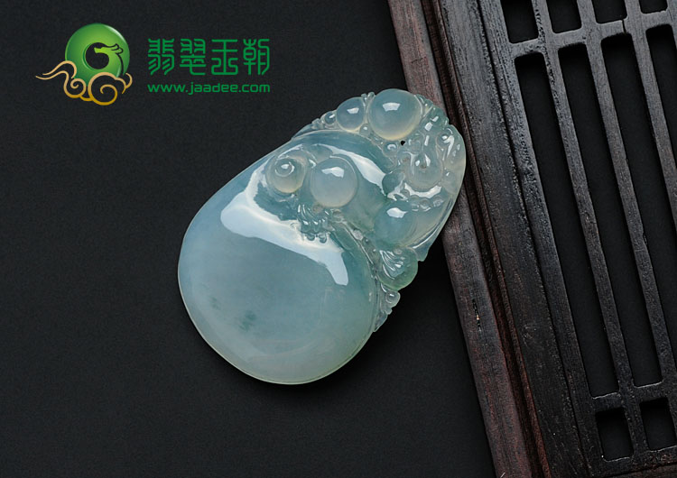 冰种飘花缅甸翡翠古龙戏珠挂件