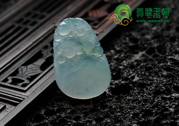 冰种飘花缅甸翡翠古龙戏珠挂件