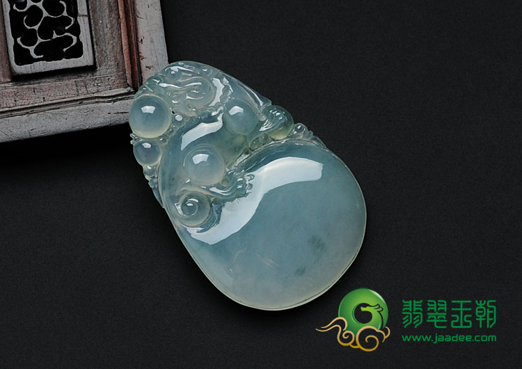 冰种飘花缅甸翡翠古龙戏珠挂件