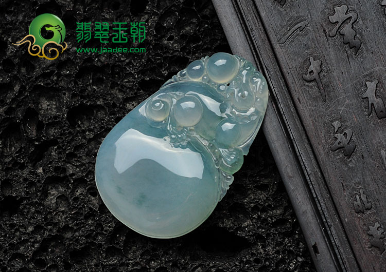 冰种飘花缅甸翡翠古龙戏珠挂件