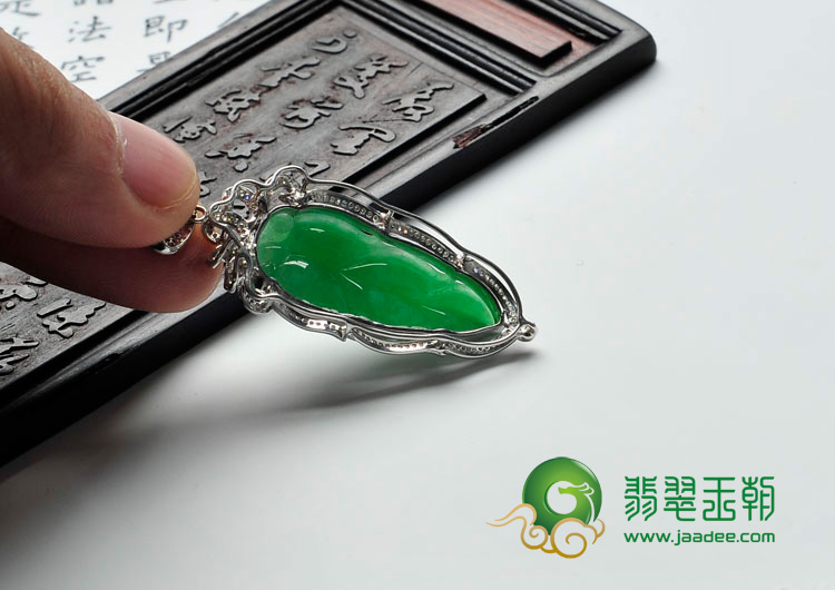 糯冰种阳绿满绿缅甸翡翠镶白金金枝玉叶胸坠（真钻）