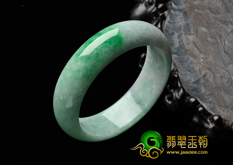 糯冰种翠色缅甸翡翠手镯（60.2mm）
