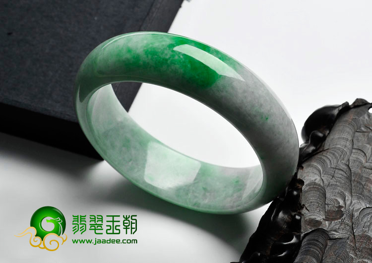 糯冰种翠色缅甸翡翠手镯（60.2mm）