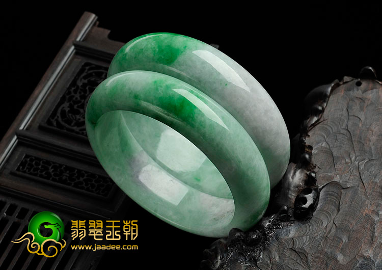 糯冰种翠色缅甸翡翠手镯（一对）