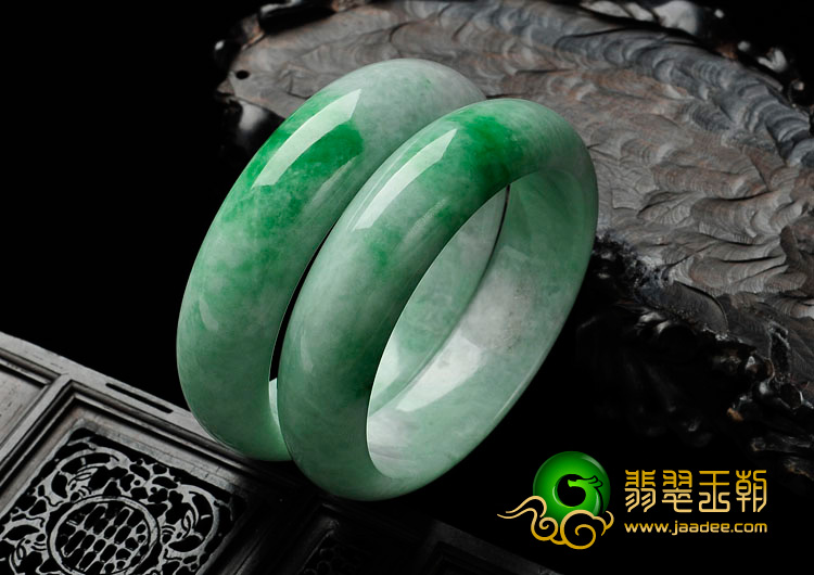 糯冰种翠色缅甸翡翠手镯（一对）