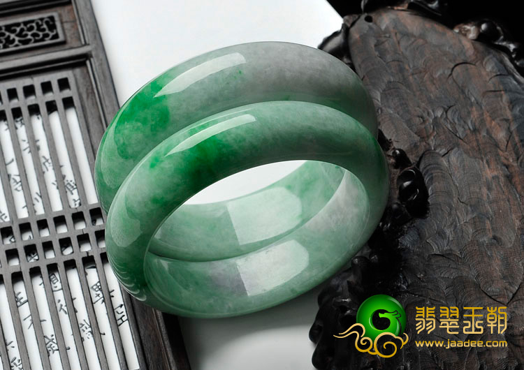 糯冰种翠色缅甸翡翠手镯（一对）