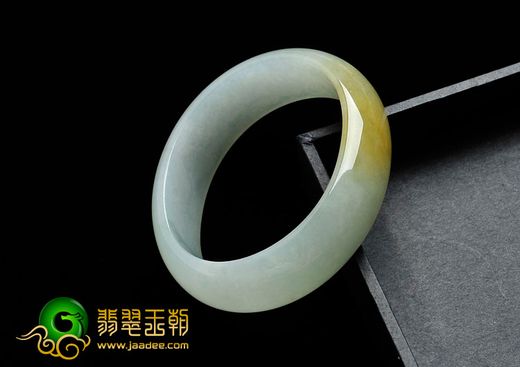 糯冰种黄翡缅甸翡翠贵妃镯（55.1mm-46.6mm）