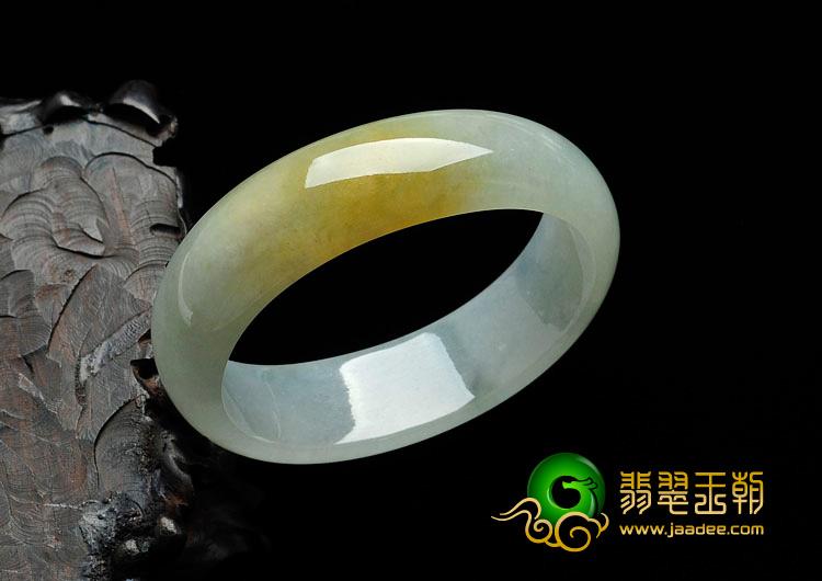 糯冰种黄翡缅甸翡翠贵妃镯（55.1mm-46.6mm）