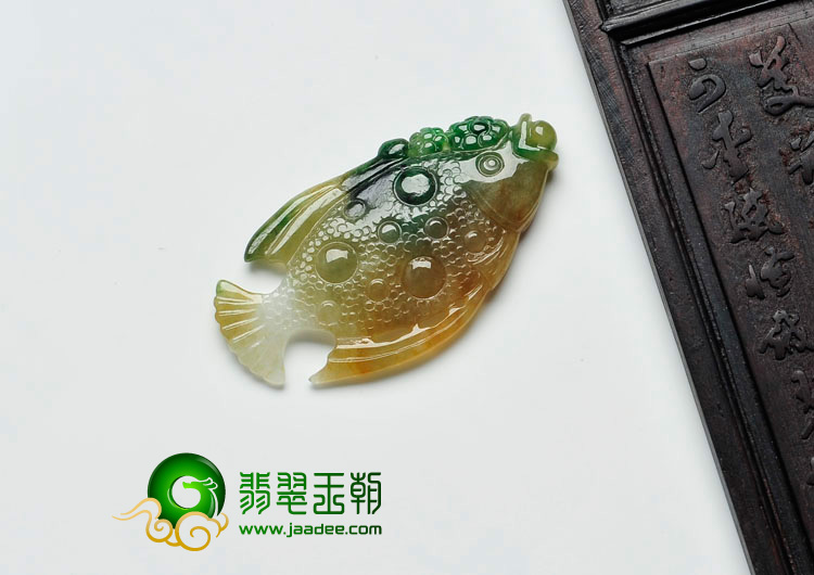 糯冰种黄加绿缅甸翡翠鱼挂件
