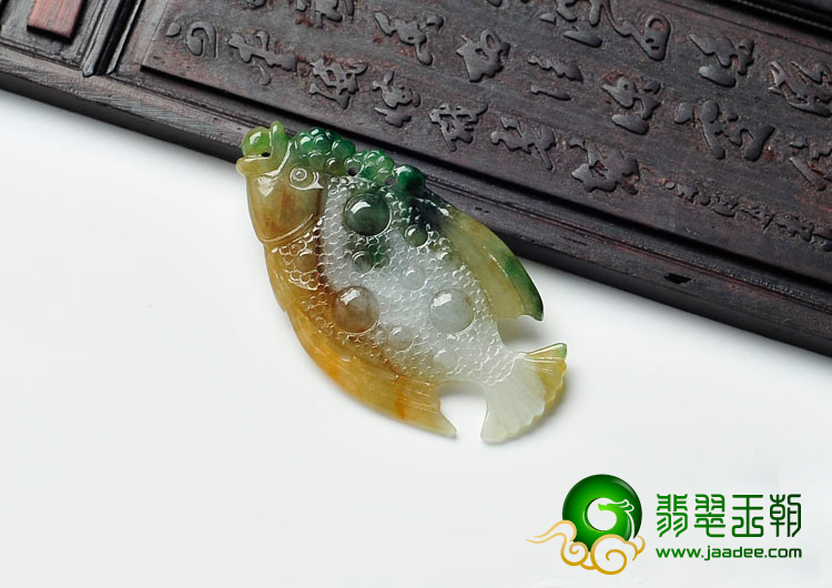 糯冰种黄加绿缅甸翡翠鱼挂件