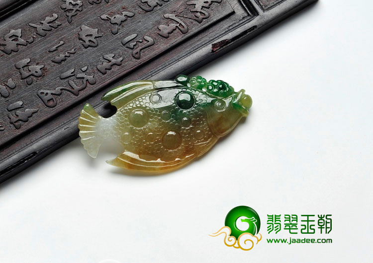 糯冰种黄加绿缅甸翡翠鱼挂件