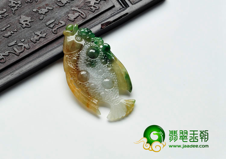 糯冰种黄加绿缅甸翡翠鱼挂件