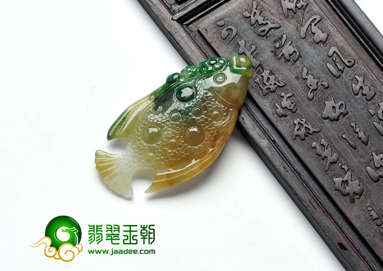 糯冰种黄加绿缅甸翡翠鱼挂件