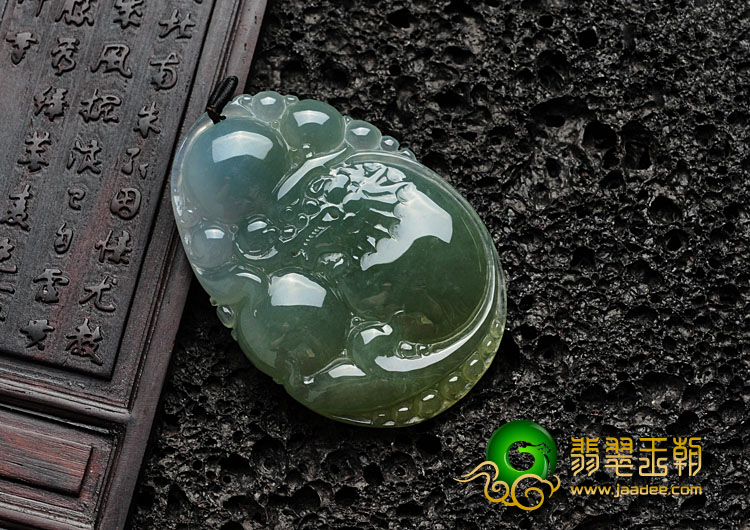 冰种晴水缅甸翡翠鱼龙挂件