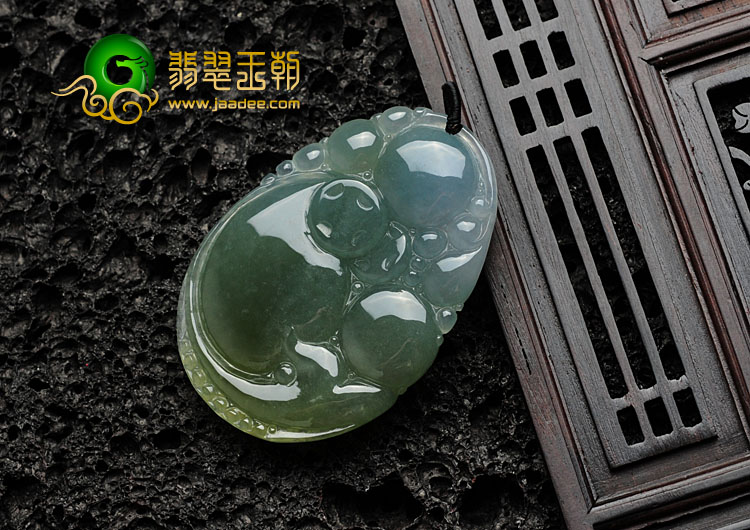 冰种晴水缅甸翡翠鱼龙挂件
